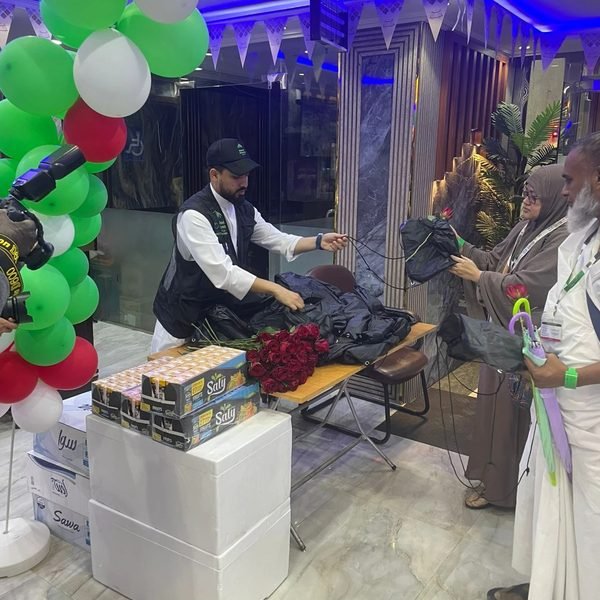 توزيع الحقائب والورد على الحجاج في بهو السكن