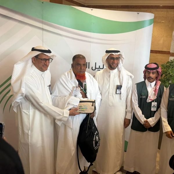 تسليم هدية لحاج في حفل استقبال