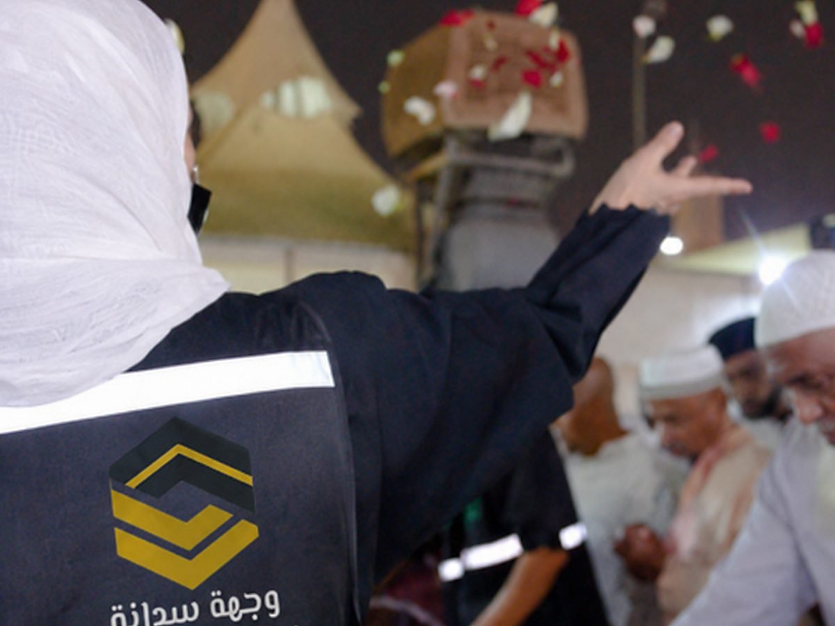 فريق وجهة سدانة يستقبل ضيوف الرحمن بالورد