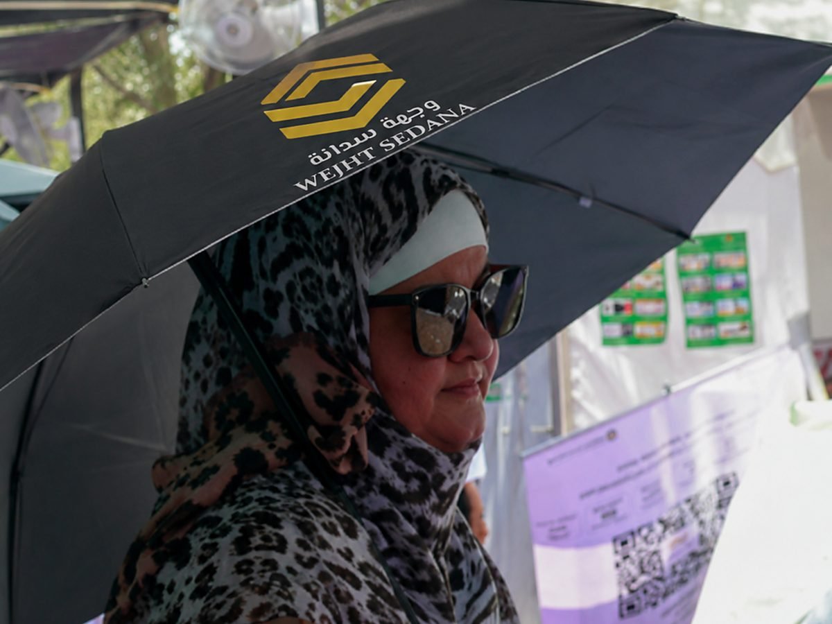 حاجة تحت مظلة وجهة سدانة في مخيمات المشاعر